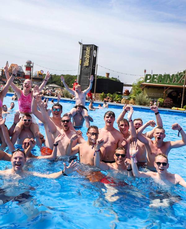 Bei sommerlichen Temperaturen kühlen sich einige Besucher des Festivals im Parookaville-Pool ab.