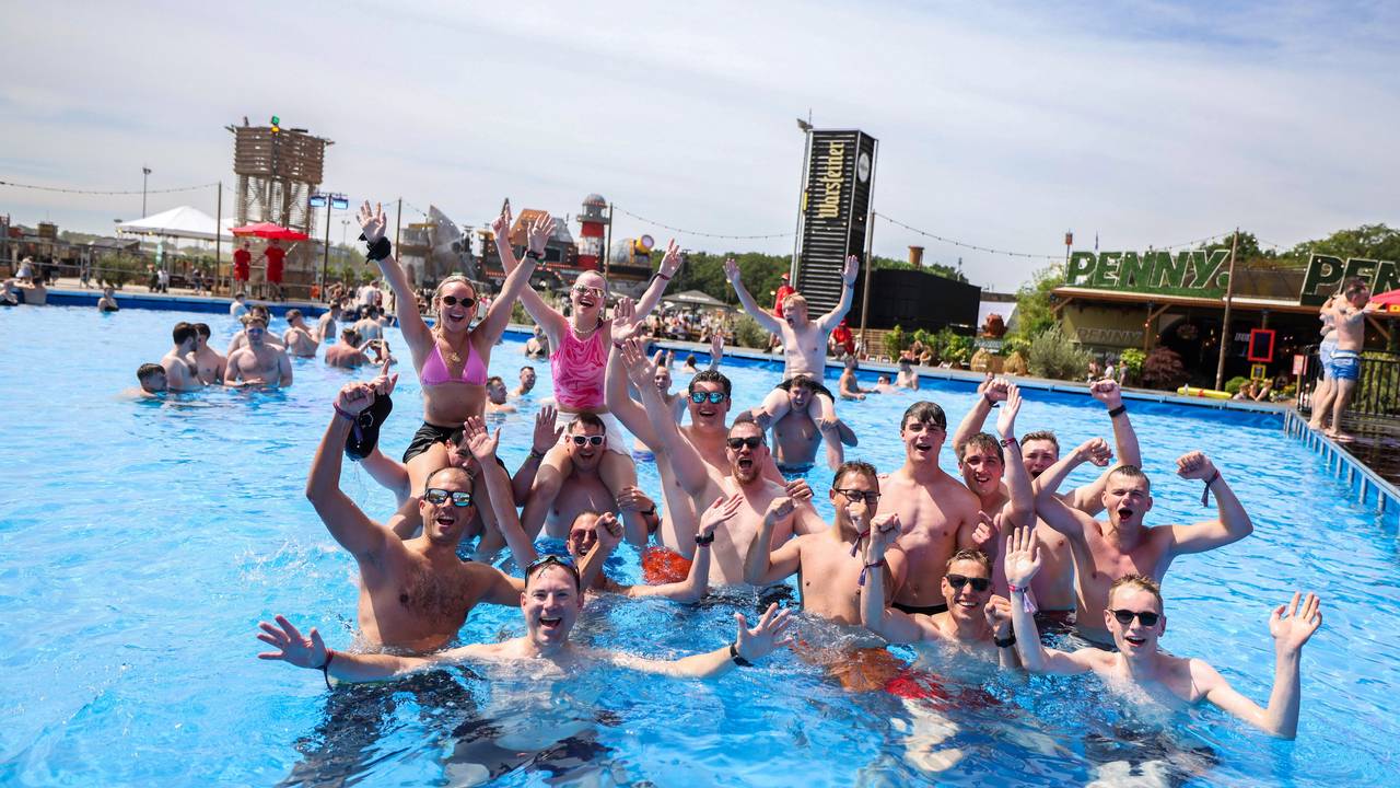 Bei sommerlichen Temperaturen kühlen sich einige Besucher des Festivals im Parookaville-Pool ab.