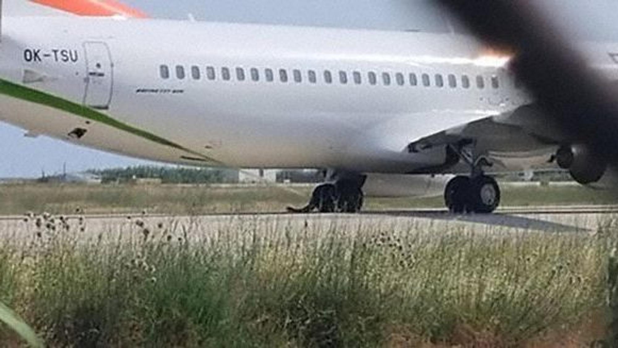 Flug EW-658 steht mit Plattfuß auf dem Rollfeld.