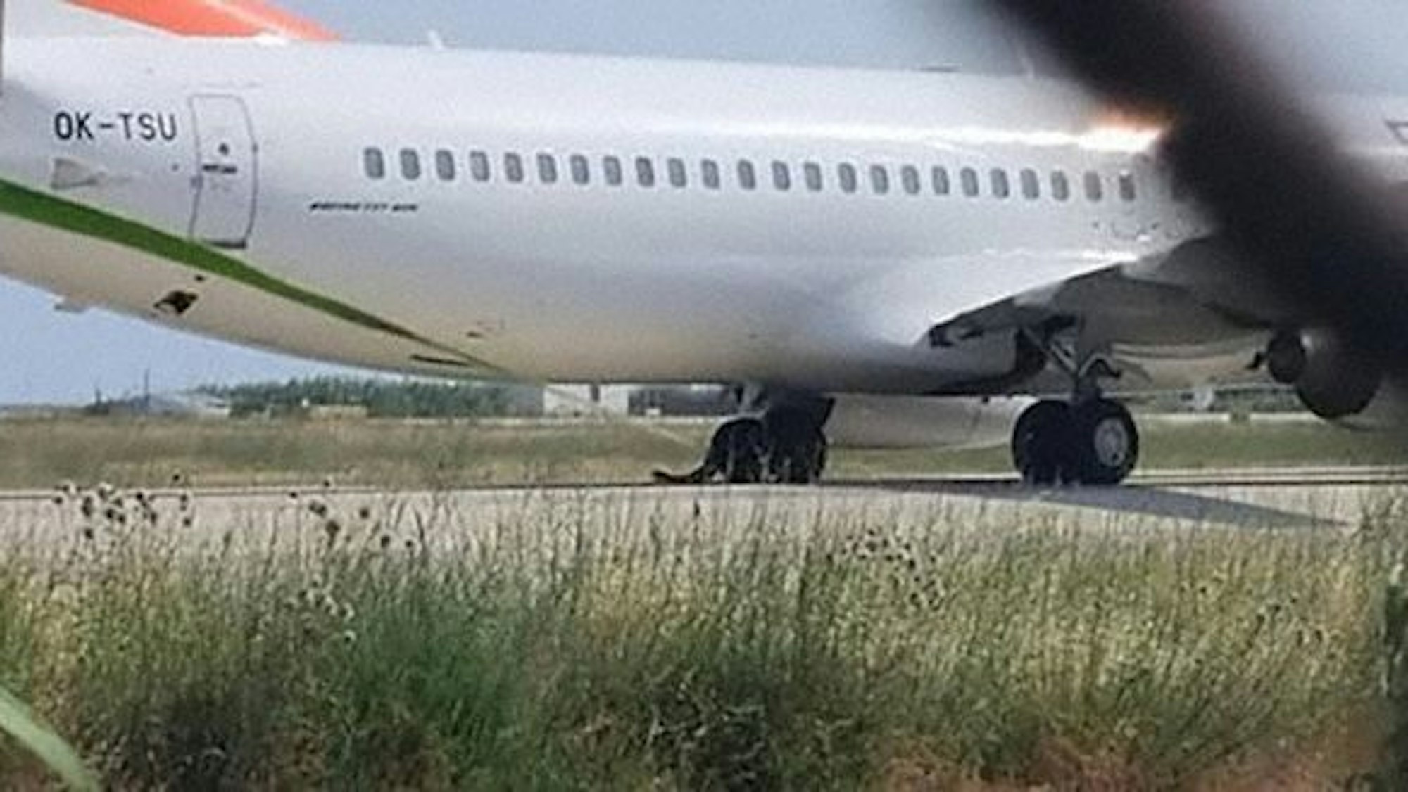 Flug EW-658 steht mit Plattfuß auf dem Rollfeld.