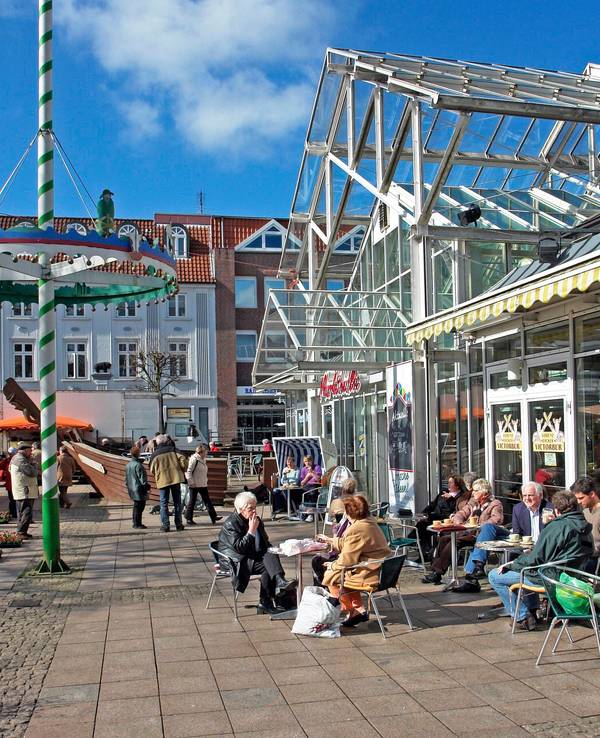 Ein Mann hat Aurich für Aufregung gesorgt, als er mit einem Gartenstuhl bewaffnet durch die Innenstadt lief.