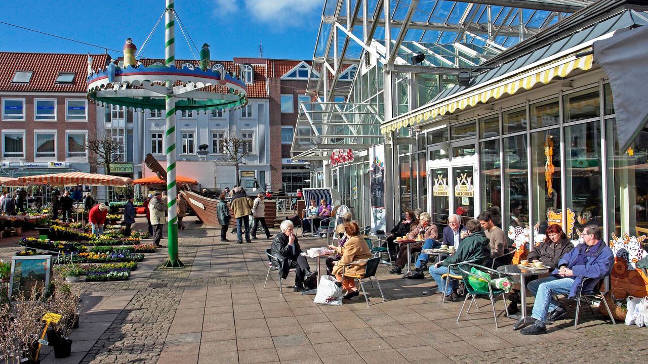 Ein Mann hat Aurich für Aufregung gesorgt, als er mit einem Gartenstuhl bewaffnet durch die Innenstadt lief.
