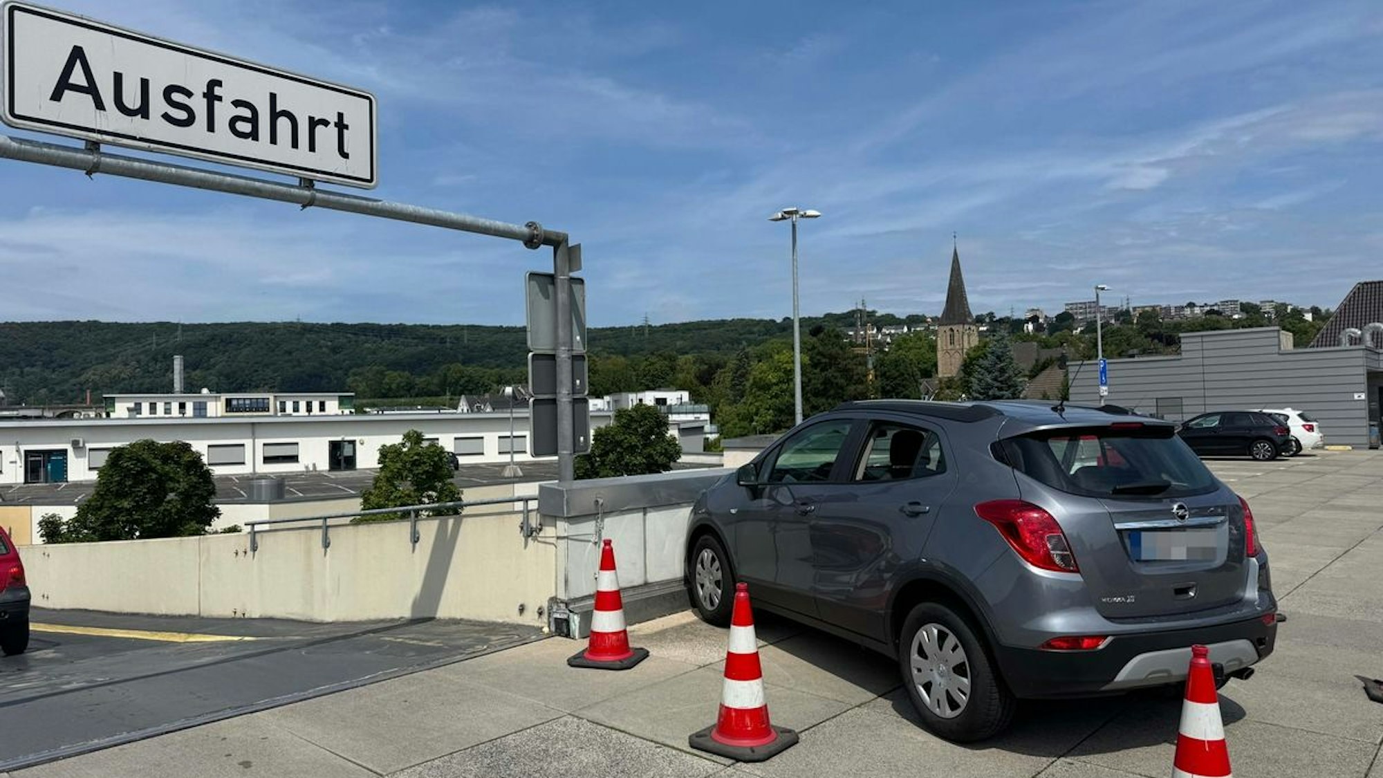 Feuerwehreinsatz nach einem Unfall auf einem Parkdeck.