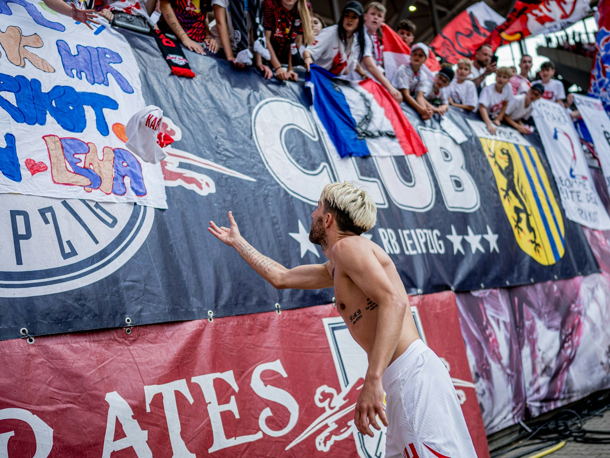 Kevin Kampl schmeißt sein Trikot in die Fankurve.