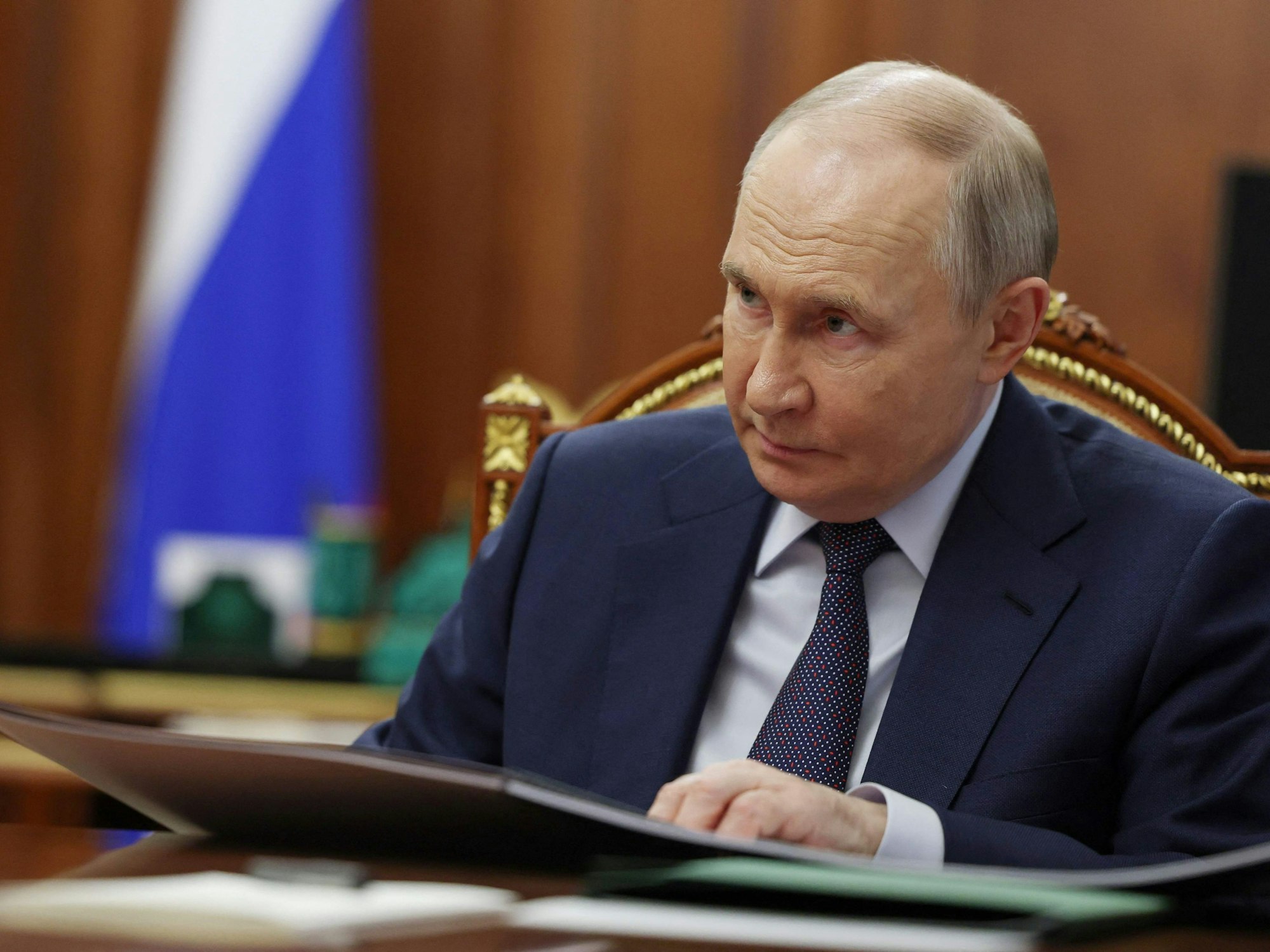 Wladimir Putin hat sich in einem Telefonat mit dem türkischen Präsidenten Recep Tayyip Erdogan besorgt geäußert.