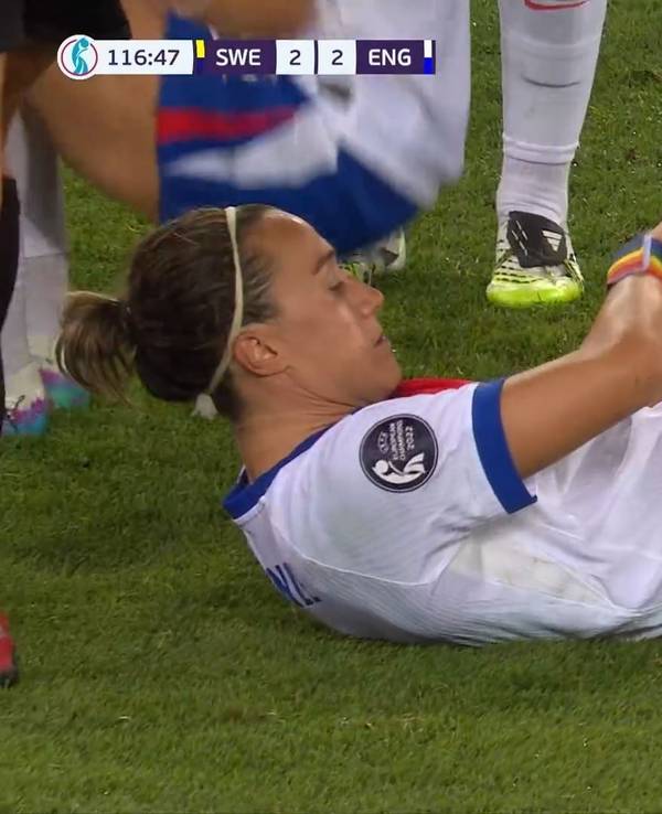Lucy Bronze versorgt beim Spiel der Frauen-EM zwischen England und Schweden ihren Oberschenkel selbst mit Tapeband.