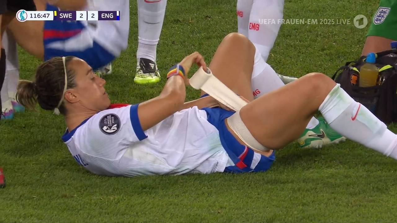 Lucy Bronze versorgt beim Spiel der Frauen-EM zwischen England und Schweden ihren Oberschenkel selbst mit Tapeband.