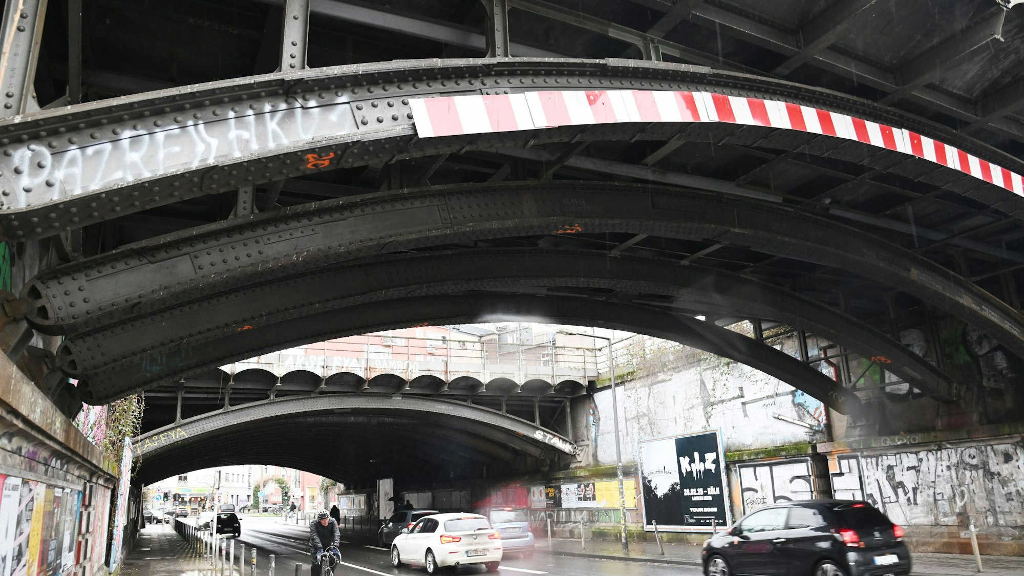 Der Bahnübergang auf der Vogelsanger Straße. Ein Gutachten hält einen Teil der Brücke für sanierungsfähig, obwohl sie aus dem Jahr 1888 stammt.