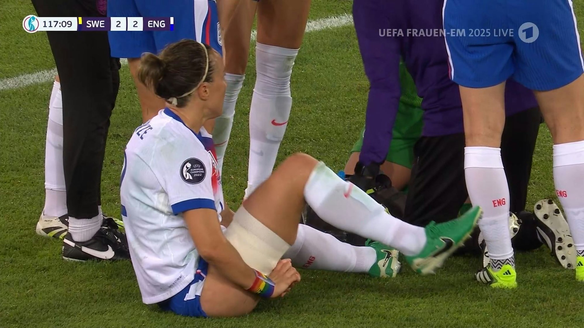 Lucy Bronze versorgt beim Spiel der Frauen-EM zwischen England und Schweden ihren Oberschenkel selbst mit Tapeband.