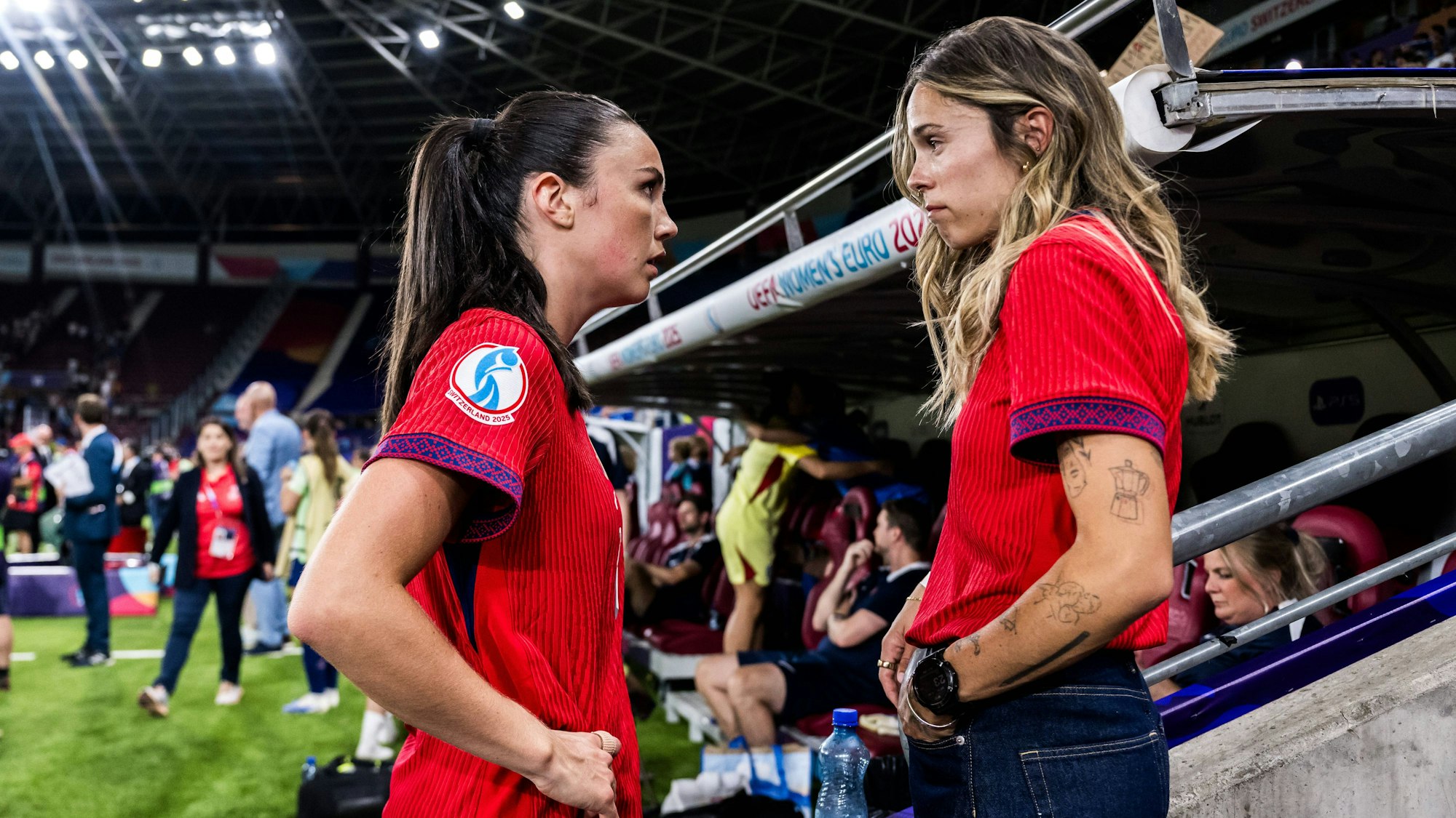 Spielerin Ingrid Engen (l.) und Zuschauerin Mapi León (r.) im Norwegen-Trikot nach dem Aus bei der Frauen-EM gegen Italien.