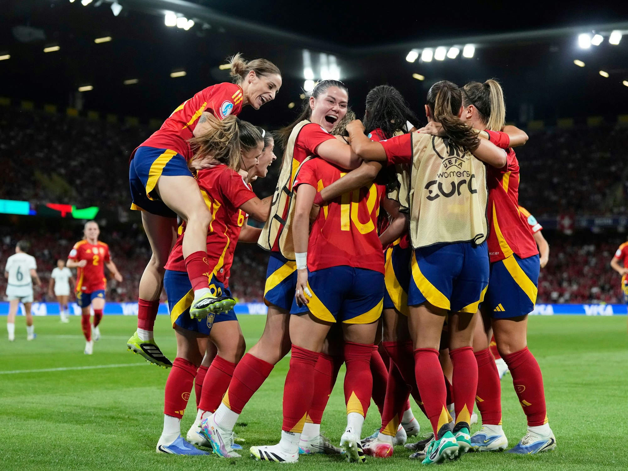 Spanische Spielerinnen feiern nach dem Führungstor.