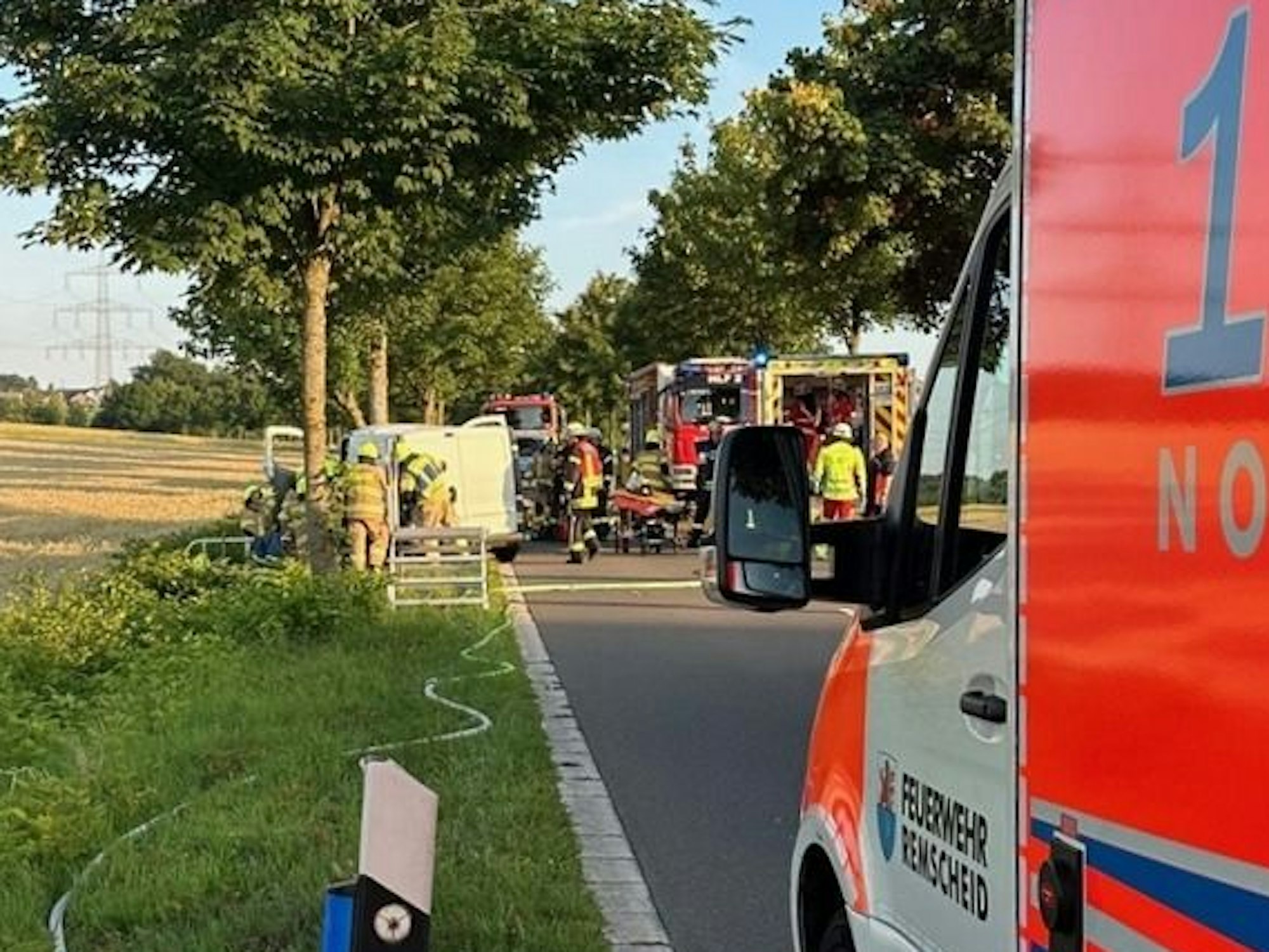 Das Wrack des Kleintransporters nach dem Unfall in Hückeswagen.