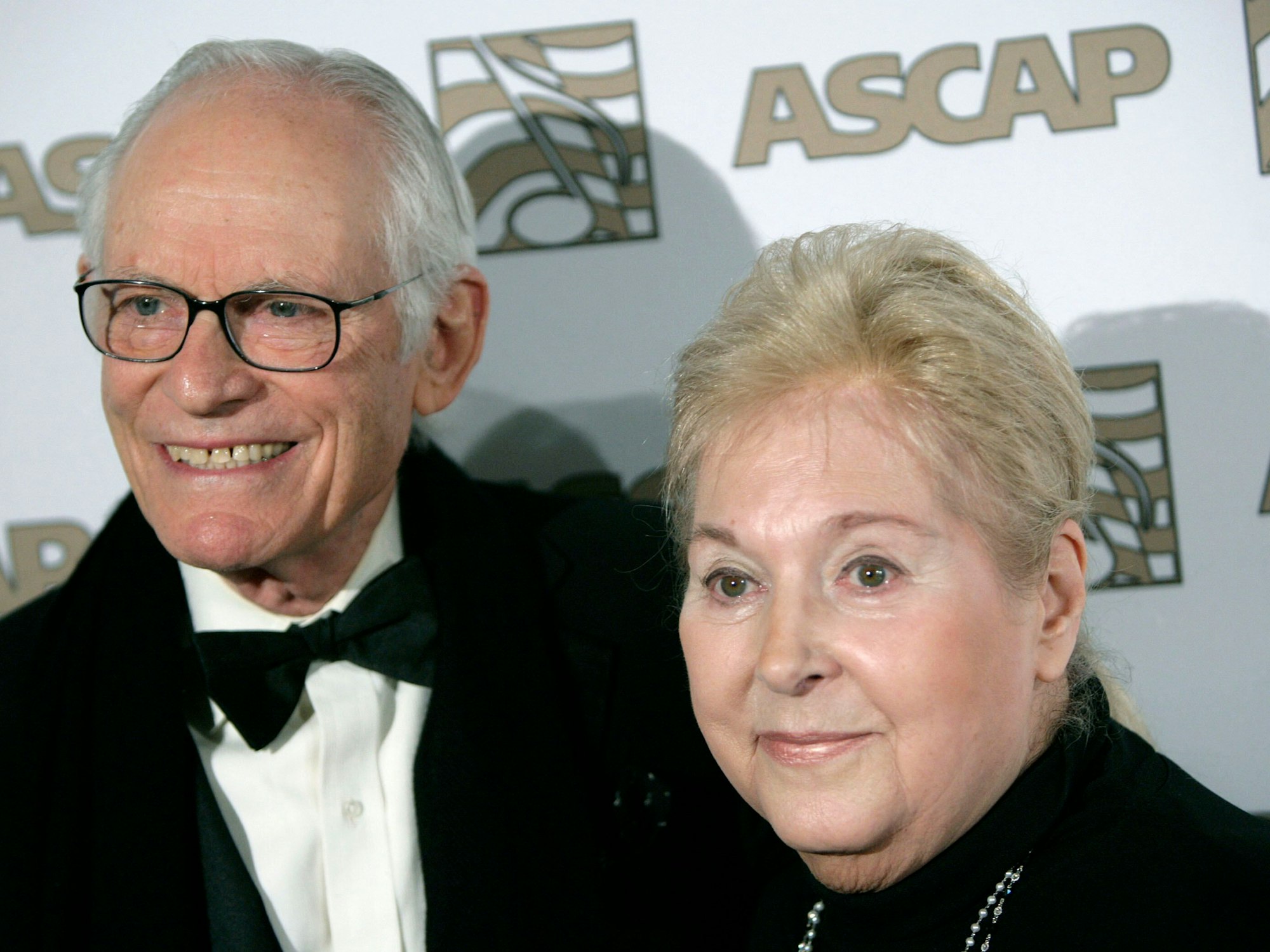 Gemeinsam schrieben sie Hits für die Ewigkeit. Jetzt starb Alan Bergman, hier mit seiner 2022 verstorbenen Ehefrau Marilyn im Alter von 99 Jahren.