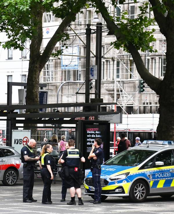 23.06.2025 Köln. Ordnungsamt und Polizei auf dem Neumarkt. Foto: Alexander Schwaiger