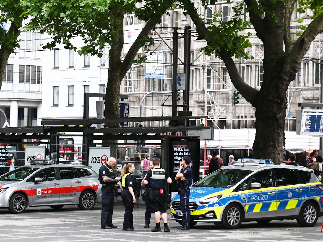 23.06.2025 Köln. Ordnungsamt und Polizei auf dem Neumarkt. Foto: Alexander Schwaiger