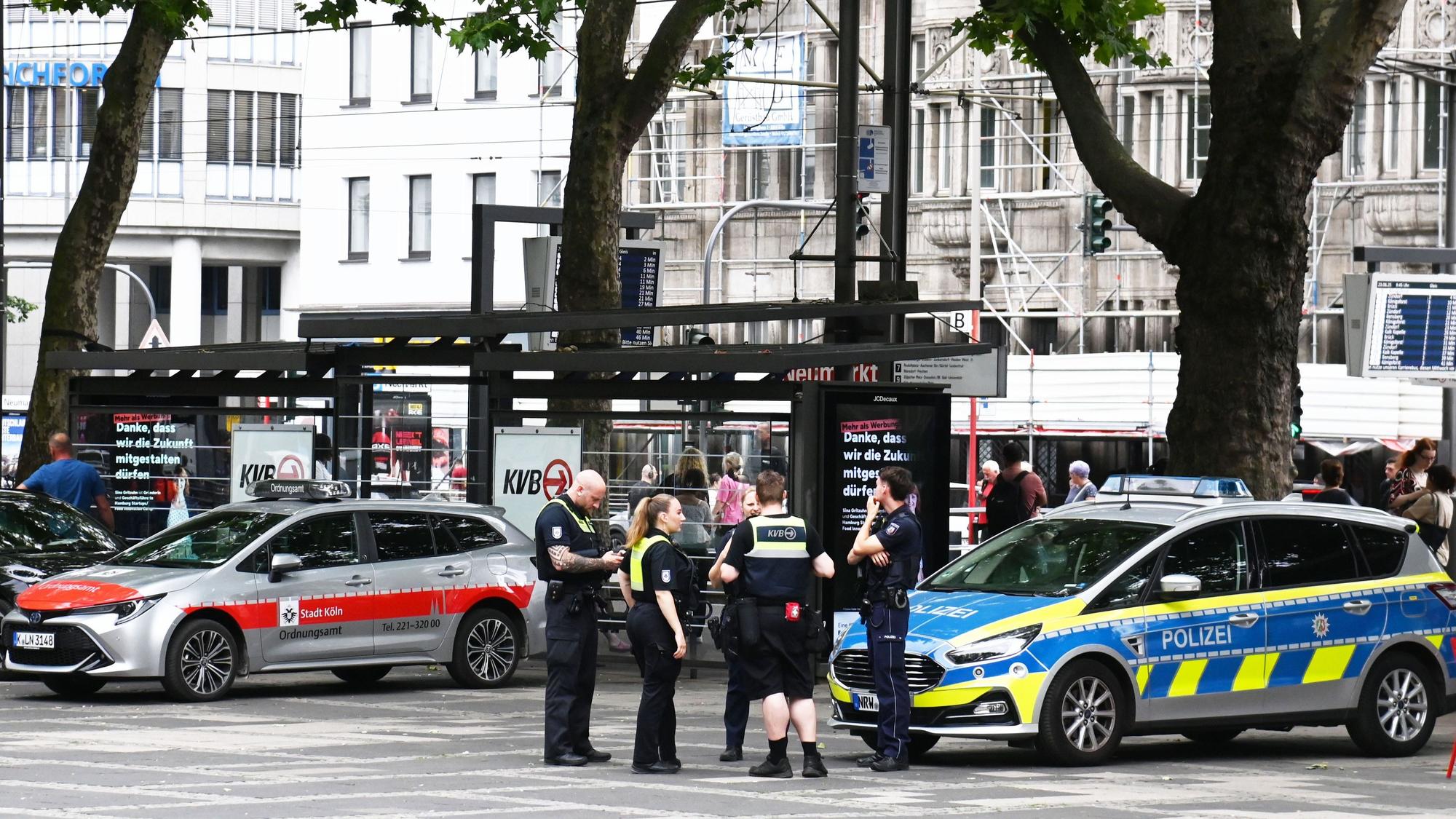23.06.2025 Köln. Ordnungsamt und Polizei auf dem Neumarkt. Foto: Alexander Schwaiger