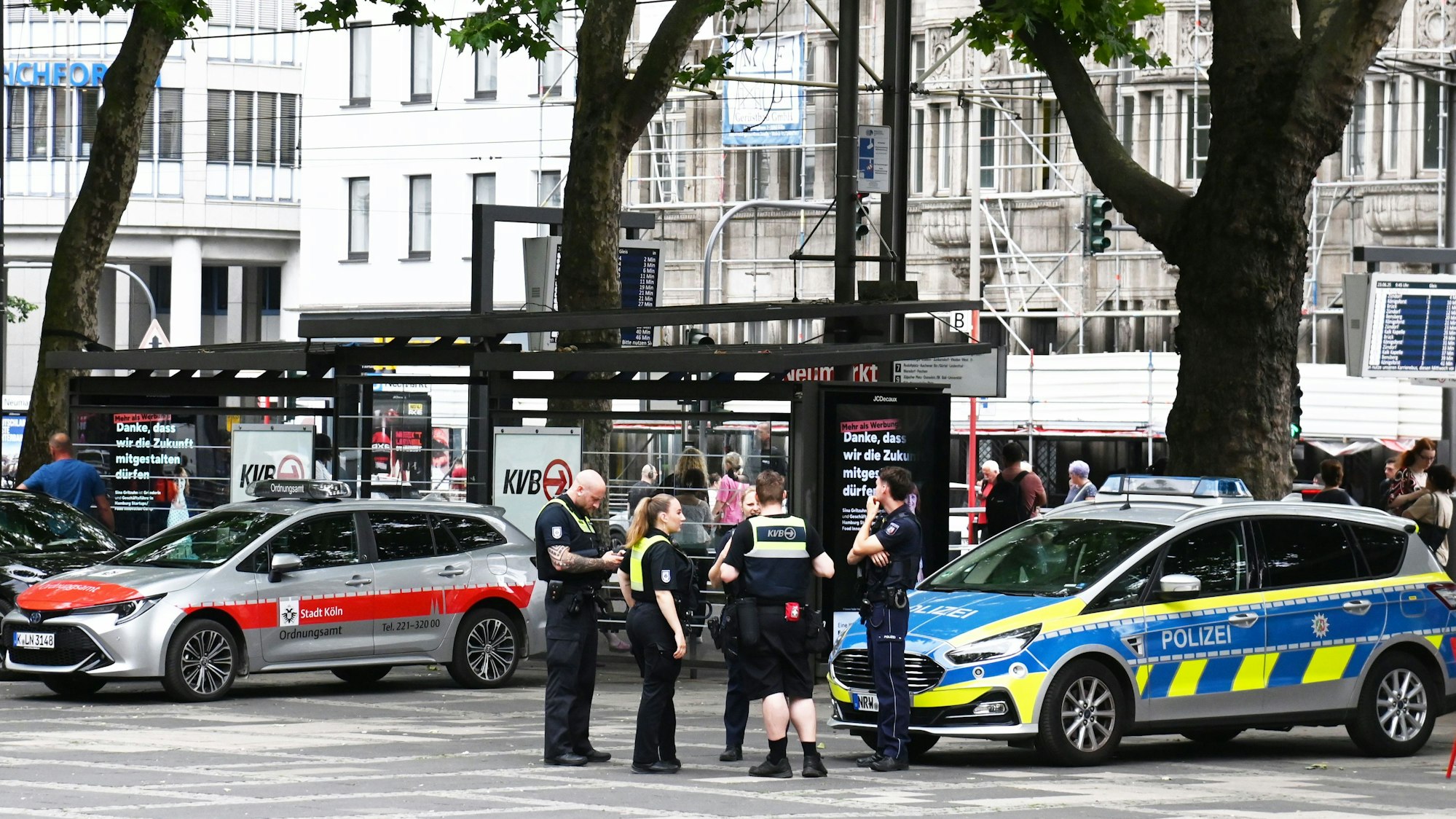 Einsatzkräfte von Polizei und Ordnungsamt am Neumarkt (Archivfoto)