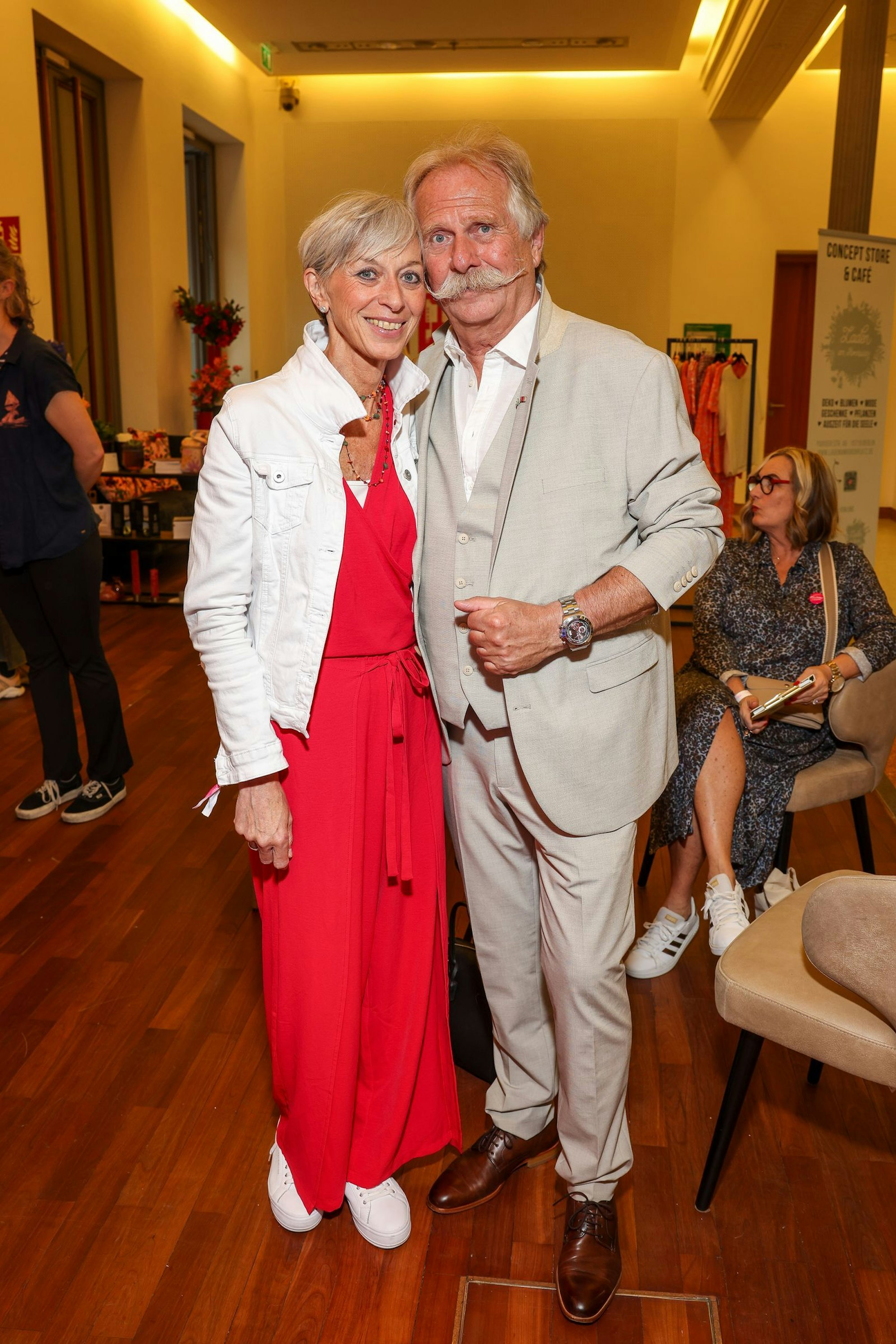Anke und Henning Krautmacher im Mai 2024: Der Frontmann der Höhner hatte die Kölner Band Ende 2022 verlassen, um sich um seine Frau zu kümmern. Anke Krautmacher war 2022 schwer an Magenkrebs erkrankt, ihre Prognose war alles andere als günstig. „Meiner Frau geht es inzwischen wieder gut“, atmet Henning Krautmacher heute auf. (Bild: 2024 Getty Images/Gerald Matzka)