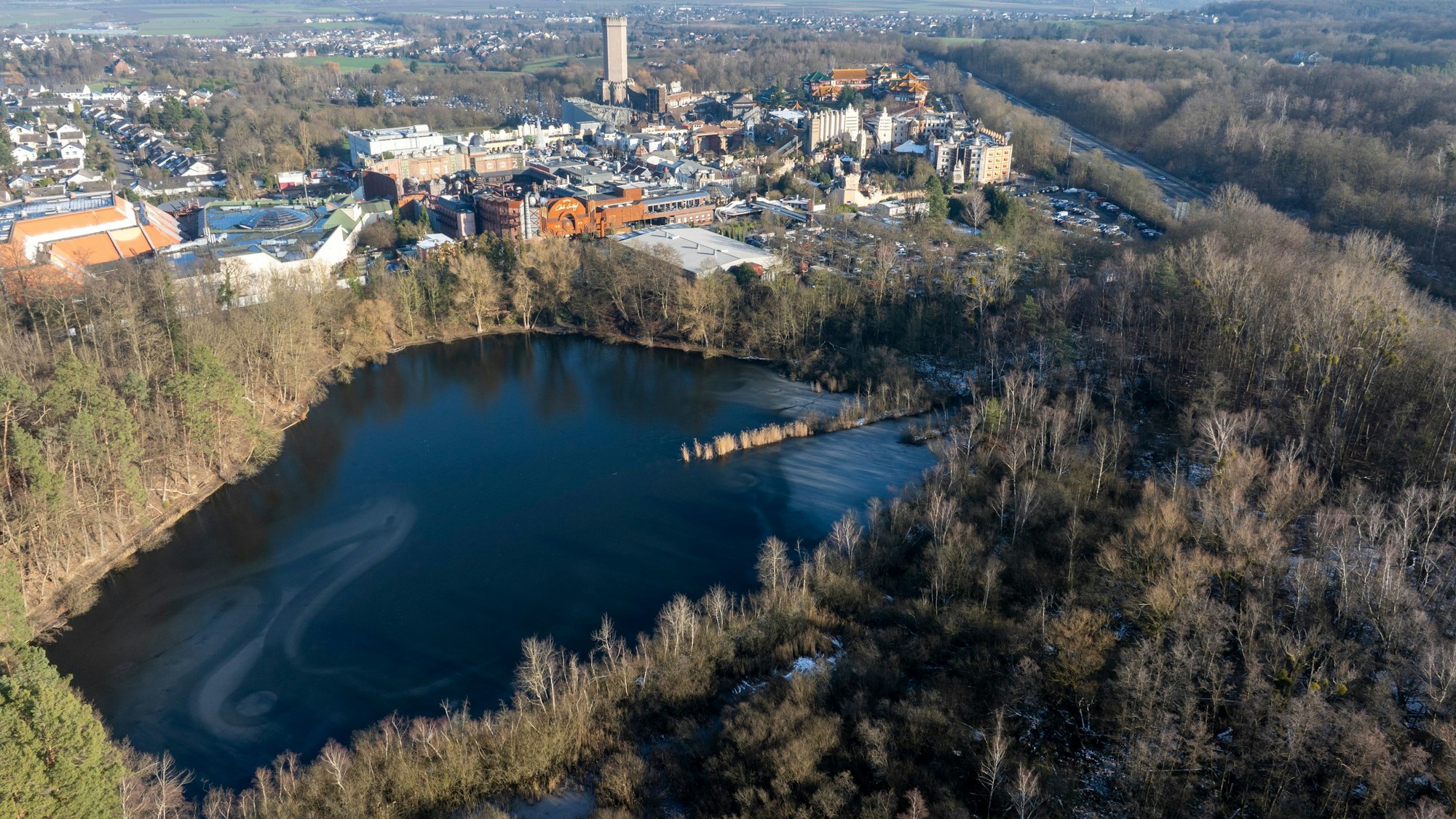 Das Gelände rund um den Ententeich neben dem Phantasialand ist derzeit noch ein Naturschutzgebiet. Das Phantasialand möchte eine Fläche neben dem Parkgelände bebauen.