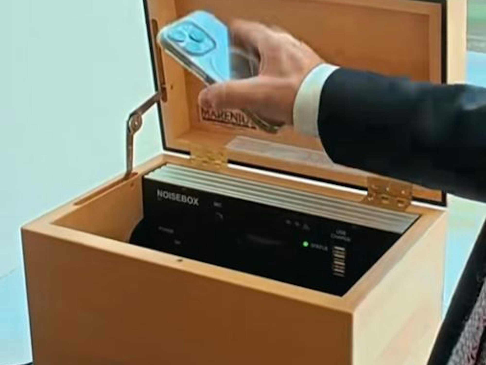 Diese „Noisebox“ steht im Amtszimmer von Außenminister Johann Wadephul.