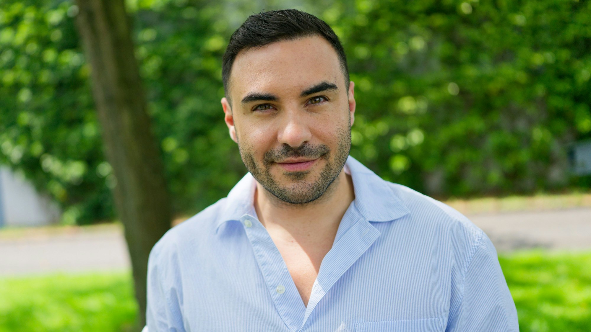 Schauspieler Lars Steinhöfel posiert für die Kamera.