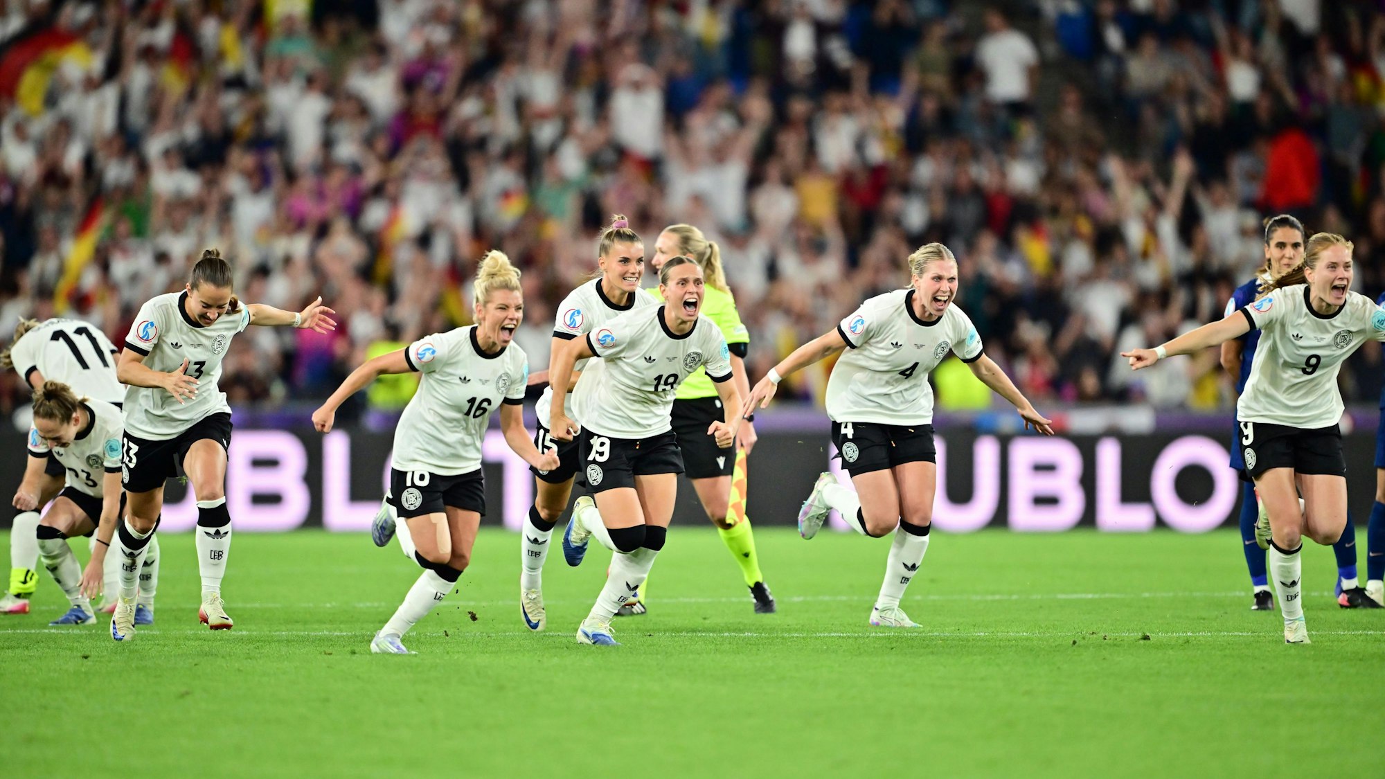 Deutschlands Spielerinnen jubeln über den Sieg.