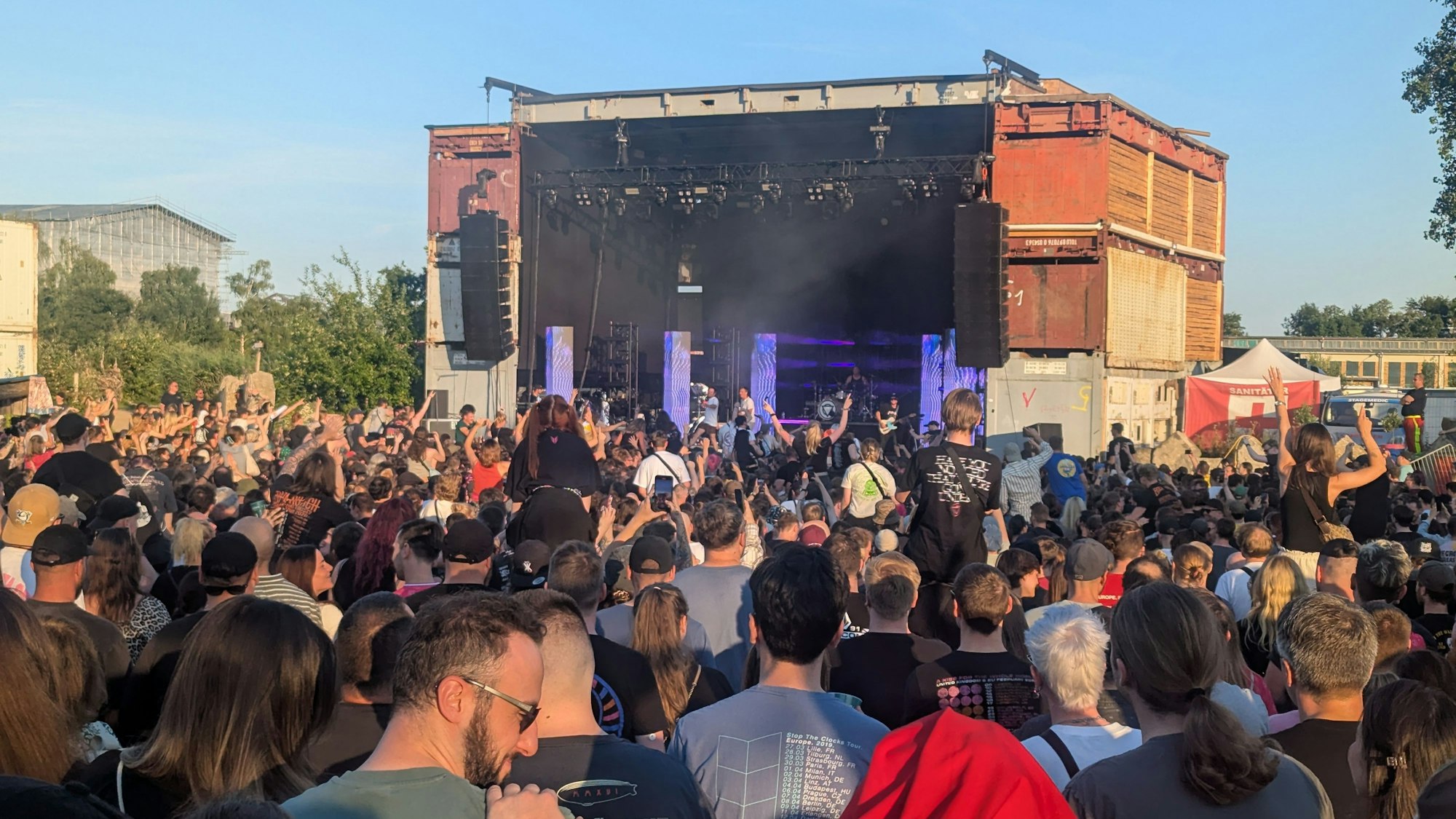Vor der Bühne an der Kölner Südbrücke war ordentlich was los.