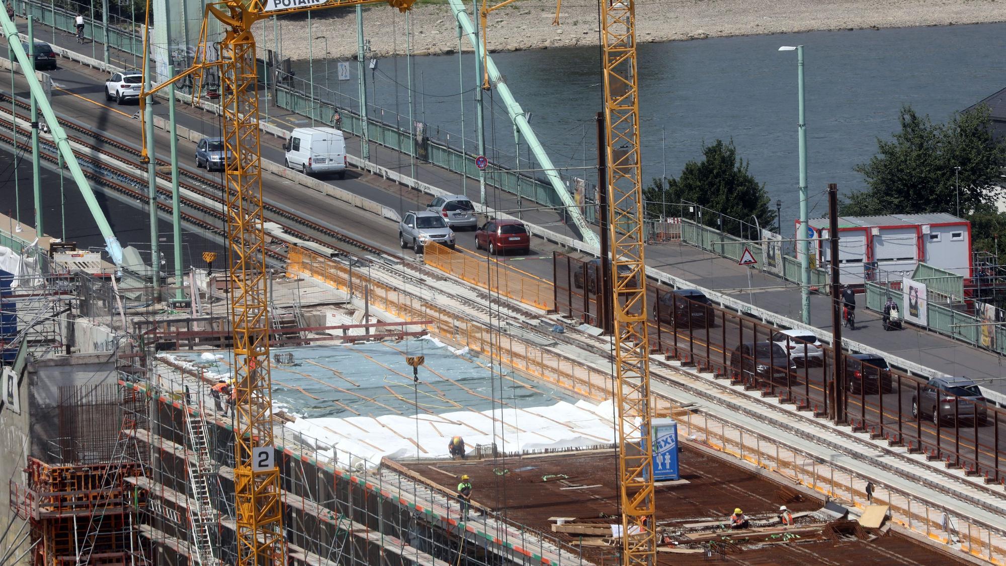 Baustelle auf der Mülheimer Brücke in Köln.