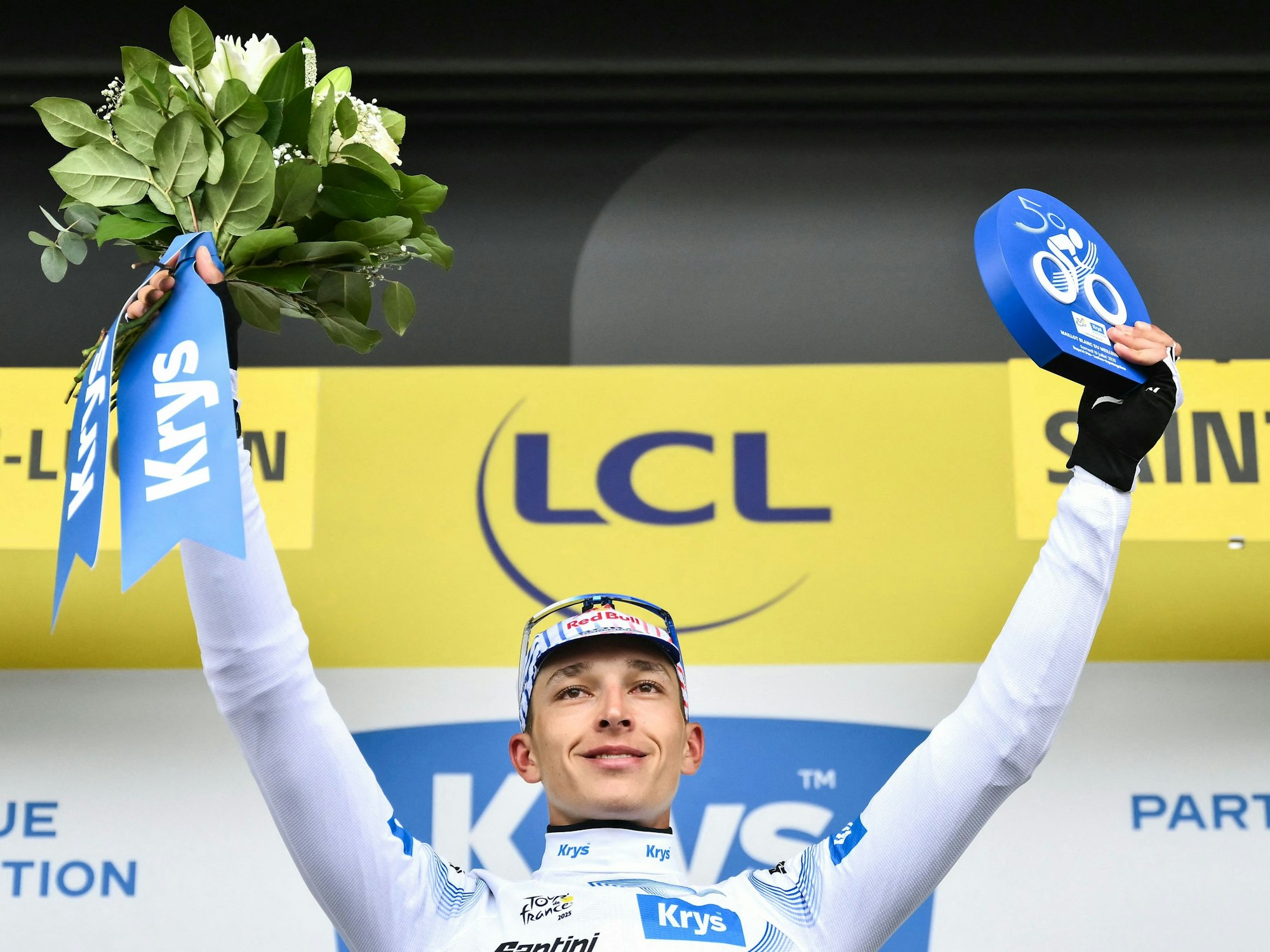 Florian Lipowitz jubelt mit Trophäe und Blumenstrauß.