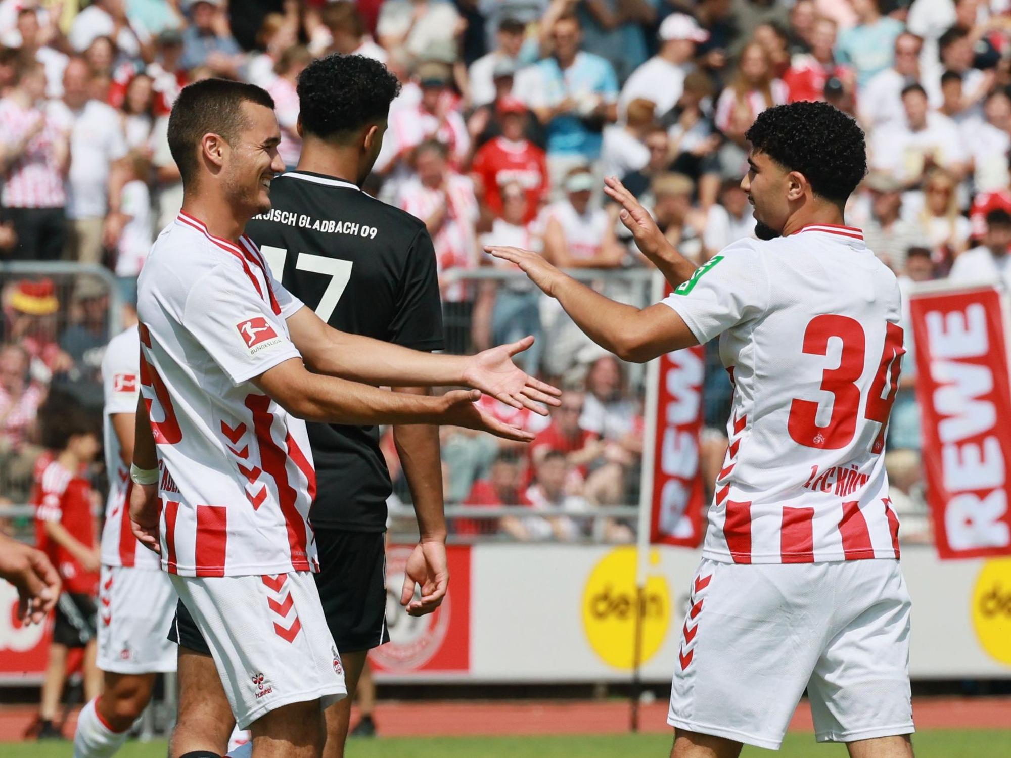 Etienne Borie und Faysal Harchaoui jubeln über ein Tor.