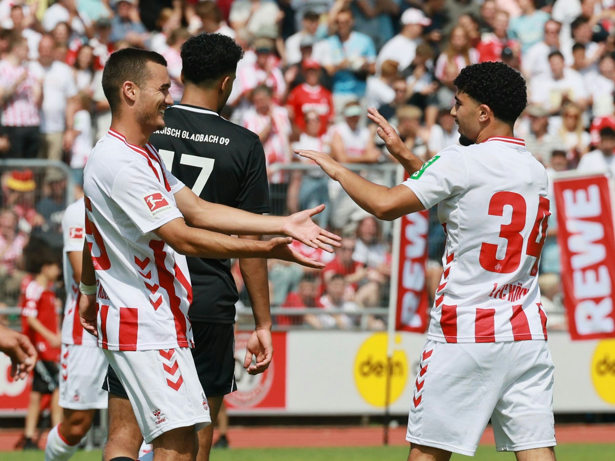 Etienne Borie und Faysal Harchaoui jubeln über ein Tor.