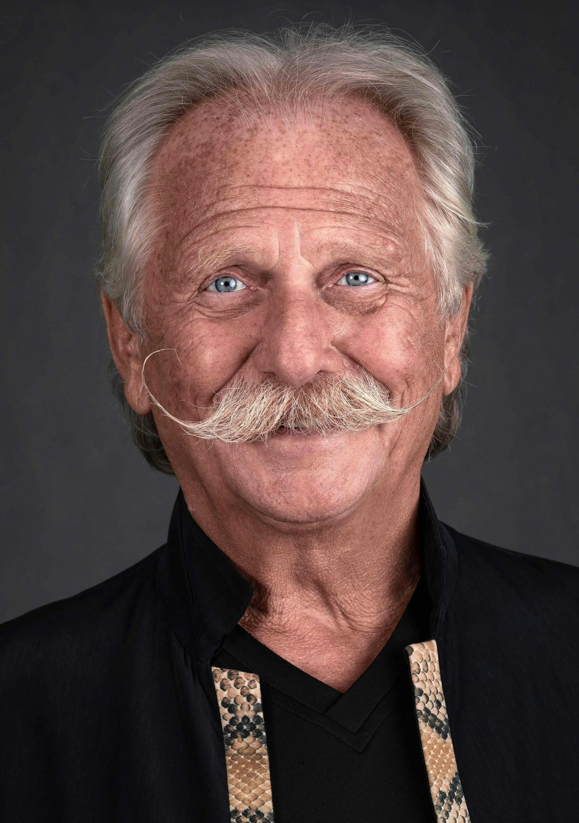 Henning Krautmacher spielte 36 Jahre bei der Kölner Kultband Höhner. Ende 2022 stieg der ehemalige Pädagogik-Stundent, der nun einen älteren Lehrer im Impro-Film „Andere Eltern - Die 1. Klasse“ verkörpert, aus der Band aus. Im Interview verrät er, was das mit ihm - unerwartet - gemacht hat. (Bild: Manfred Jasmund)