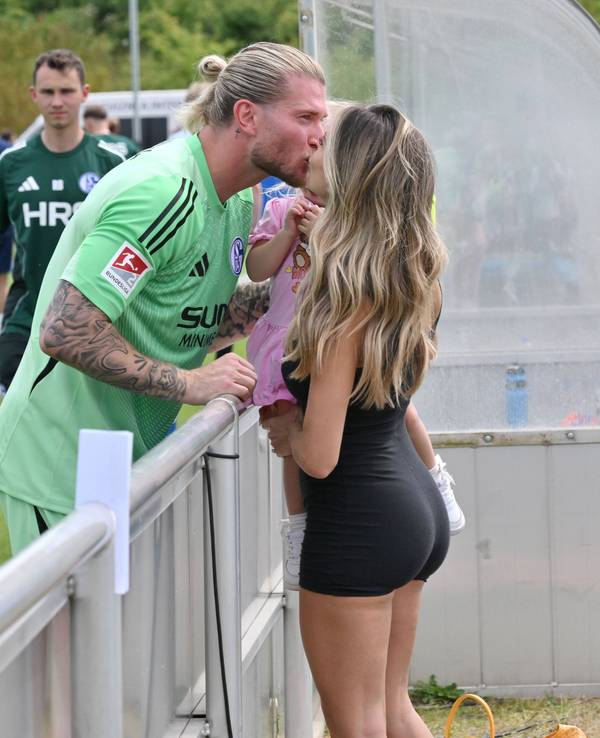 Torwart Loris Karius knutscht mit seiner Ehefrau Diletta Leotta.