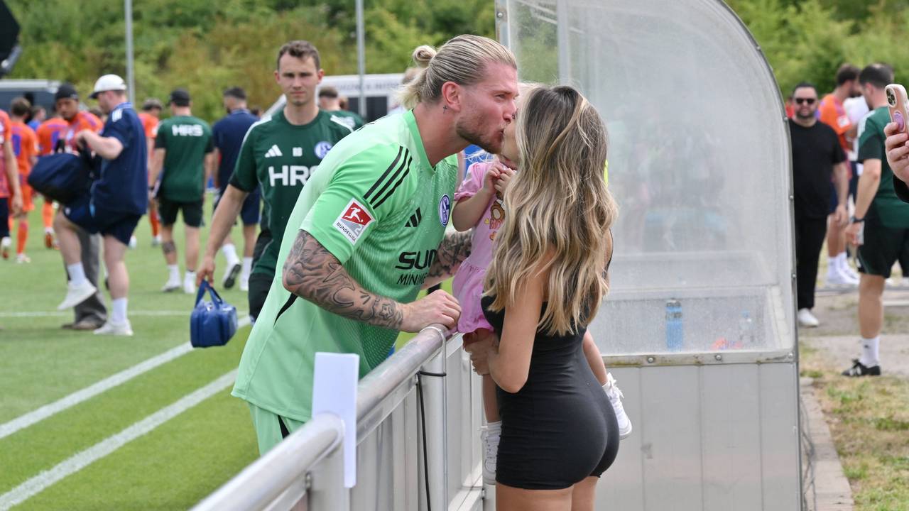 Torwart Loris Karius knutscht mit seiner Ehefrau Diletta Leotta.