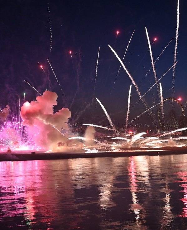 Gewaltige Explosion bei einem Feuerwerk