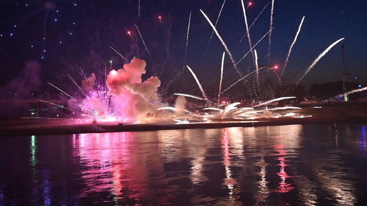 Gewaltige Explosion bei einem Feuerwerk