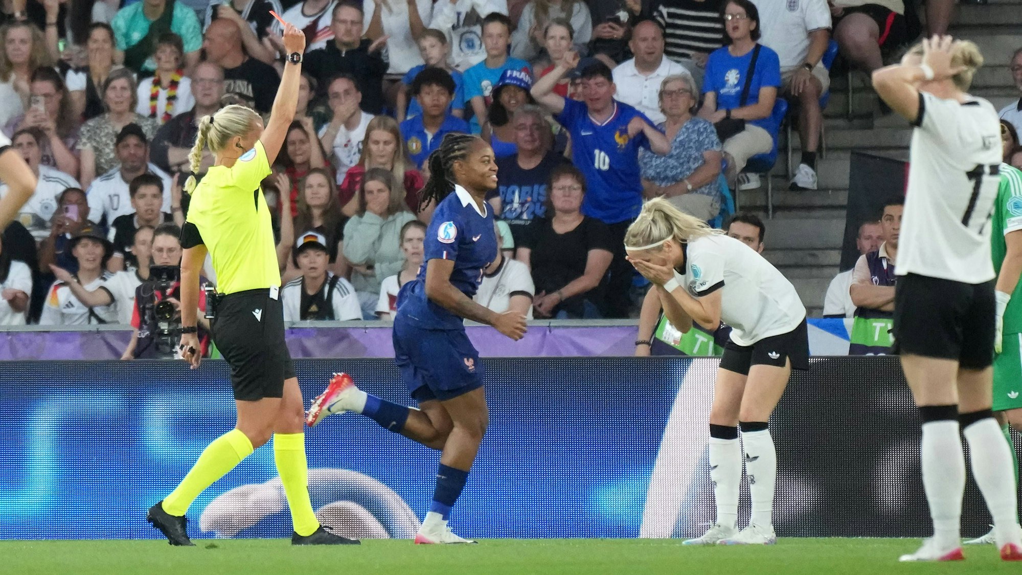 Kathrin Hendrich (2.v.l) sieht im Viertelfinale gegen Frankreich die Rote Karte.