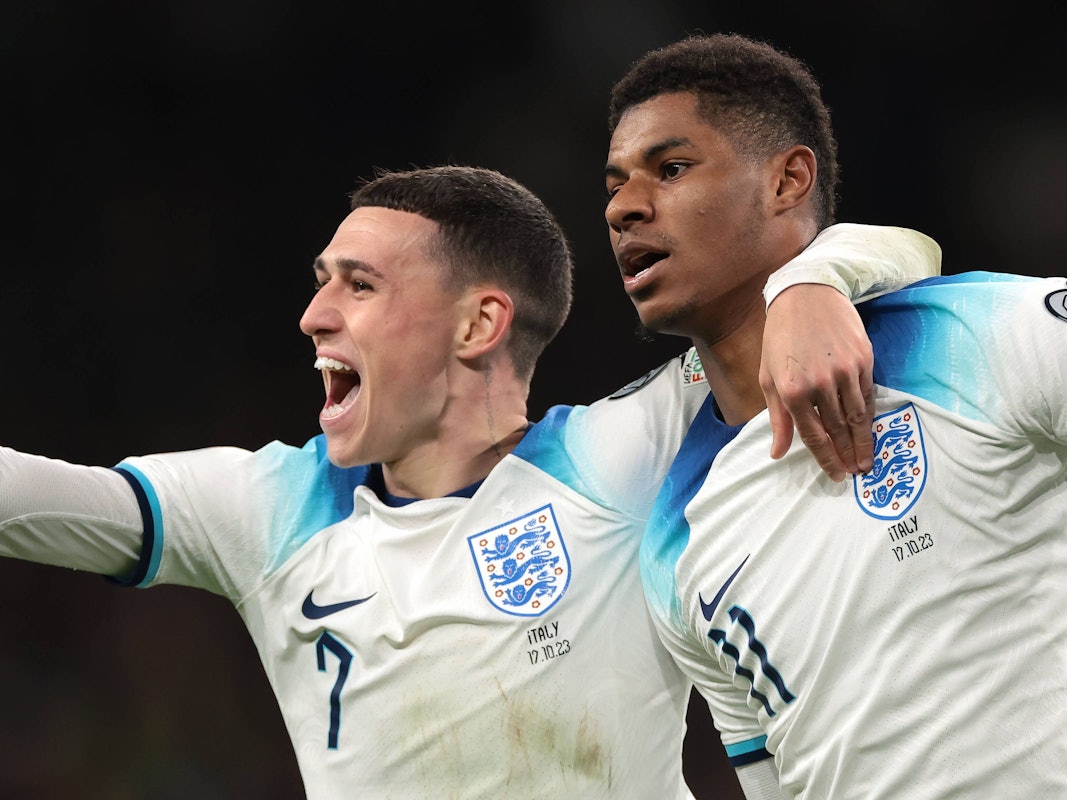 Phil Foden und Marcus Rashford (r.) jubeln nach einem Tor.
