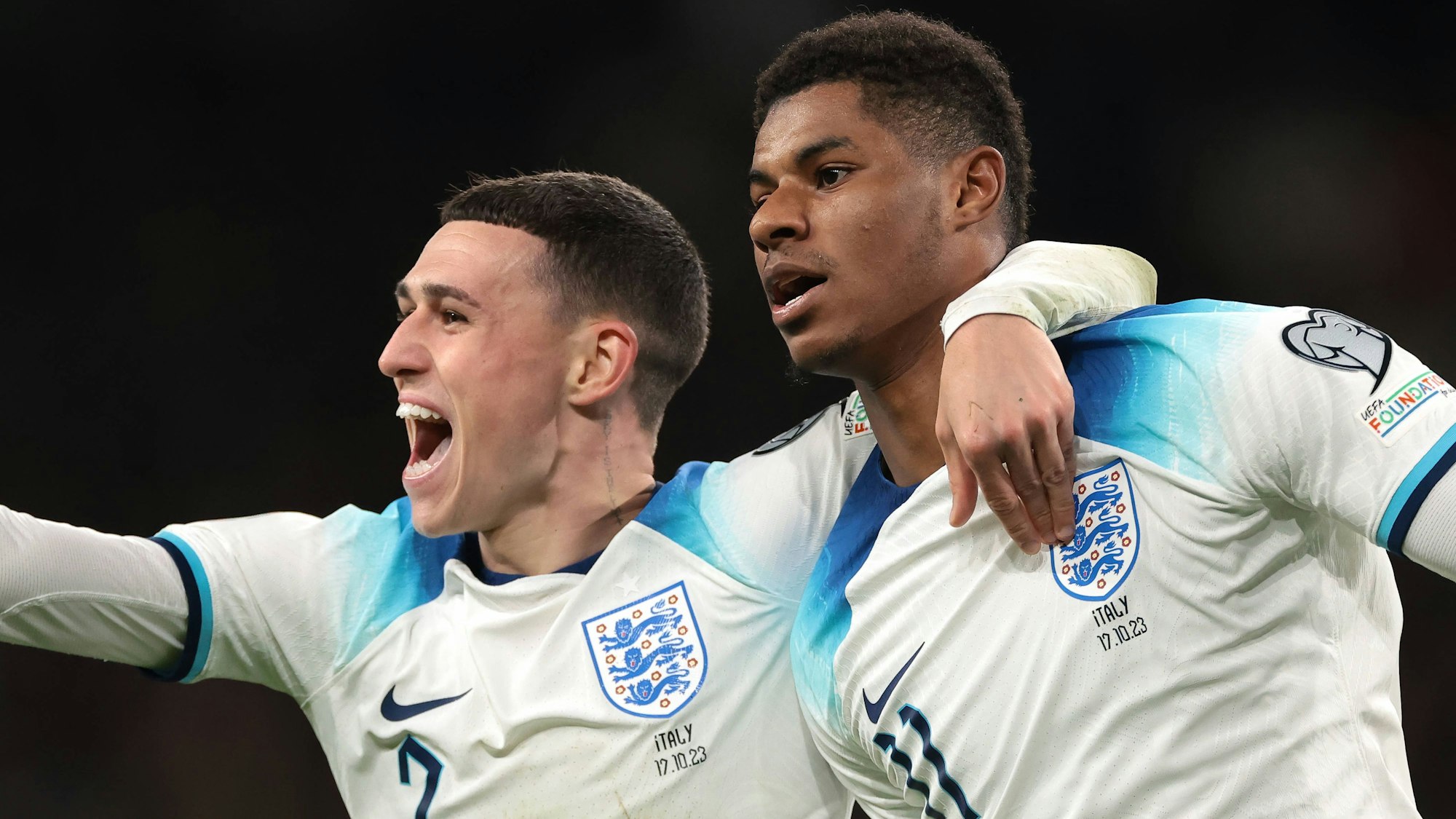 Phil Foden und Marcus Rashford (r.) jubeln nach einem Tor.