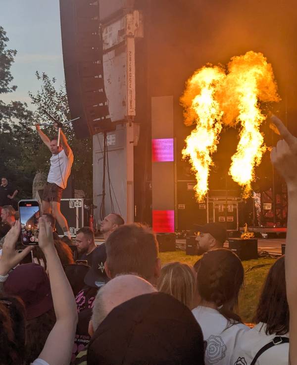 Enter Shikari bei ihrem Auftritt an der Kölner Südbrücke
