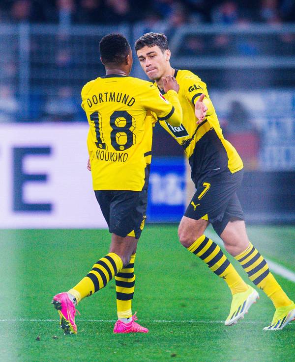 Auswechslung bei Borussia Dortmund: Youssoufa Moukoko geht vom Platz, dafür betritt Giovanni Reyna den Rasen.