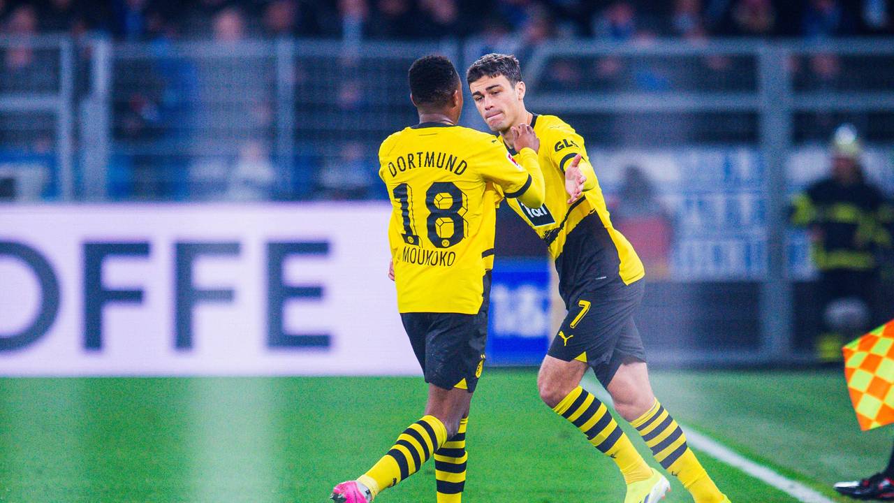 Auswechslung bei Borussia Dortmund: Youssoufa Moukoko geht vom Platz, dafür betritt Giovanni Reyna den Rasen.
