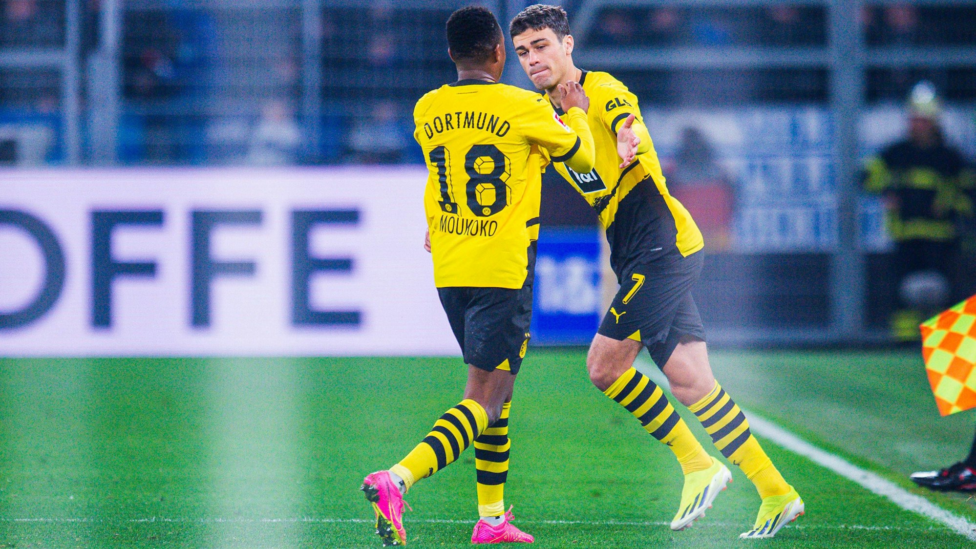 Auswechslung bei Borussia Dortmund: Youssoufa Moukoko geht vom Platz, dafür betritt Giovanni Reyna den Rasen.