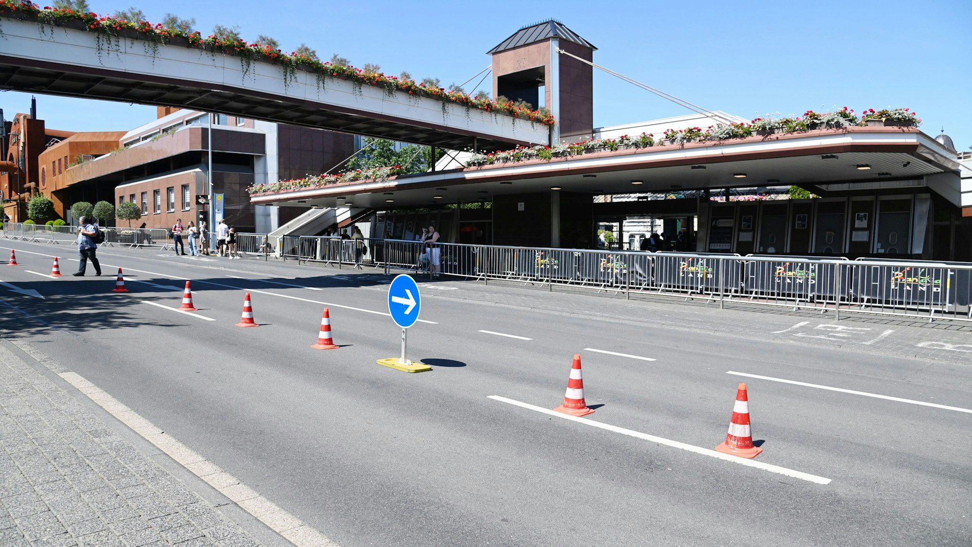 Blick auf den Eingangsbereich des Freizeitparks Phantasialand in Brühl (Archivfoto)