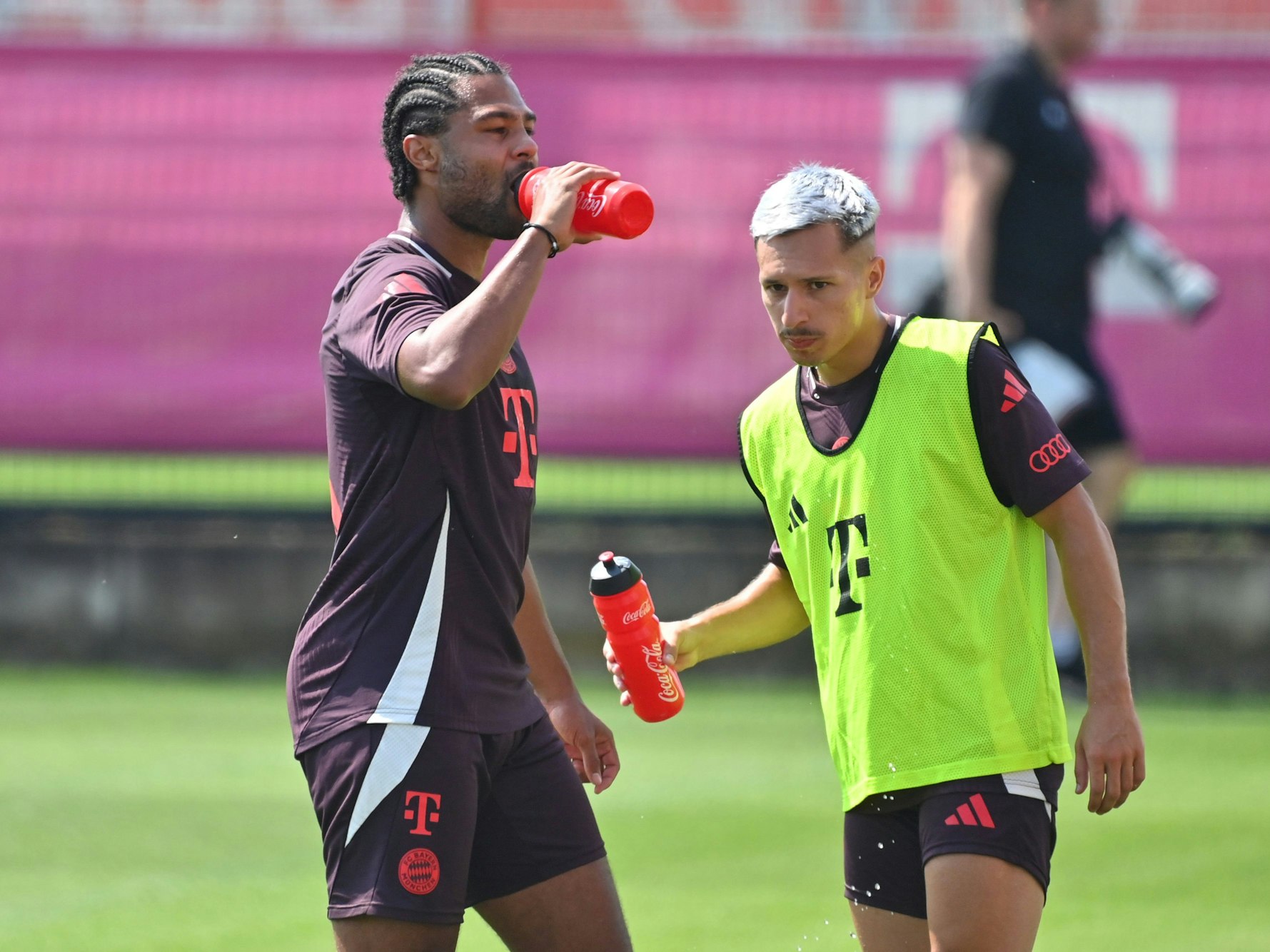 Serge Gnabry und Bryan Zaragoza (r.) am Trinken.