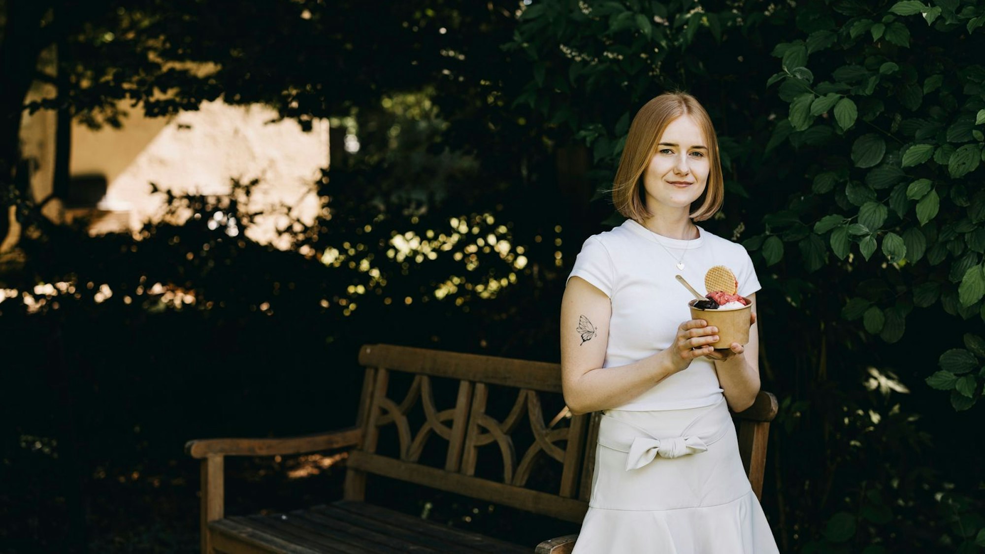 Vanessa (25) kämpft seit sie elf Jahre alt ist gegen Magersucht und Bulimie. Ein Eis essen wäre für sie früher undenkbar gewesen. (Bild: ZDF/Verena Müller)