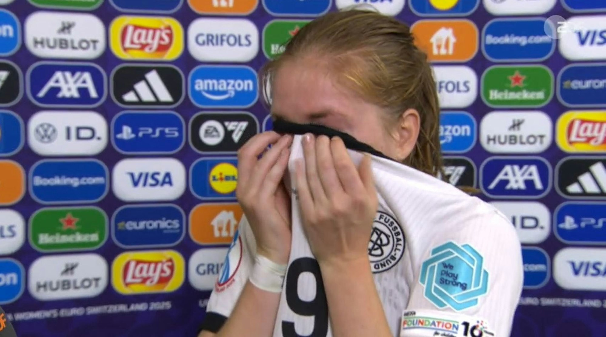 Sjoeke Nüsken wischt sich mit ihrem Trikot die Tränen aus dem Gesicht.