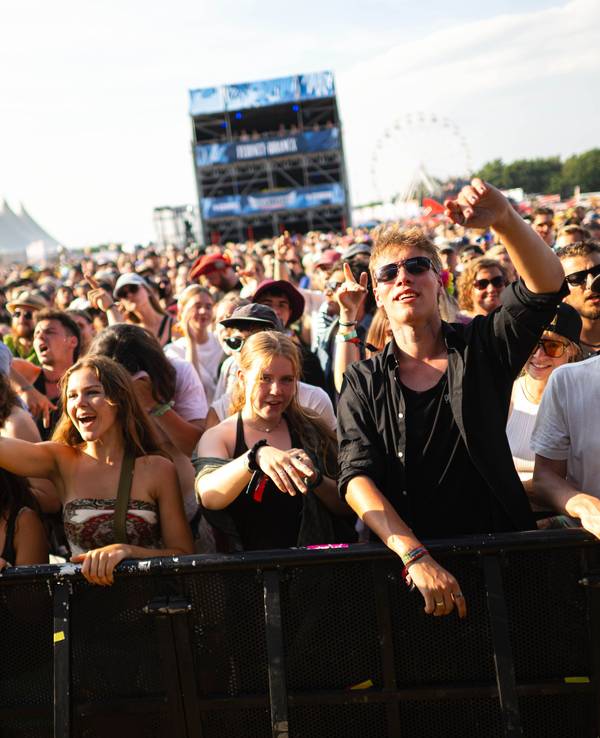 Eine Menschenmasse feiert auf einem Open-Air-Festival.