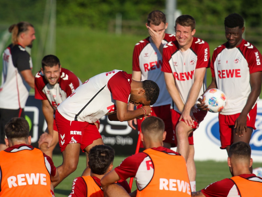 Linton Maina muss sich vor seinem Elfer mehrmals drehen.