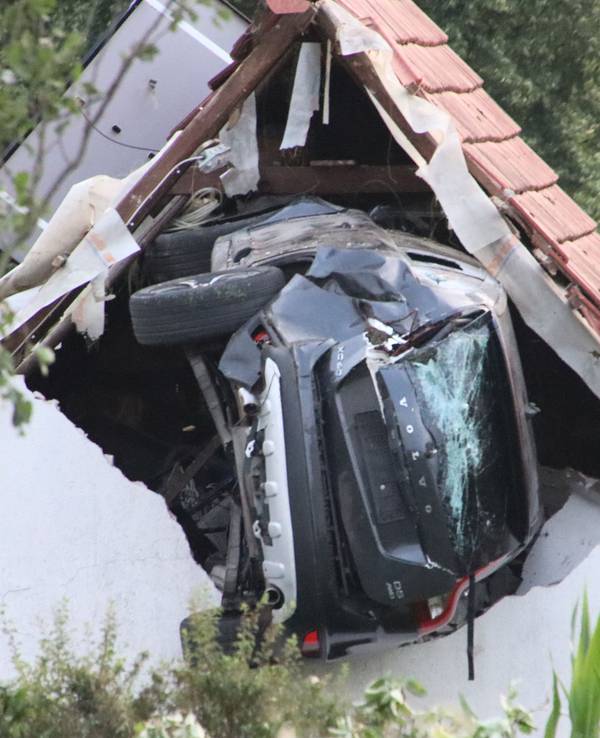 Der Volvo steckt nach dem Abflug in einer Mauer einer Scheune.